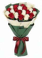 Букет Микс из красных и белых роз в Заречье