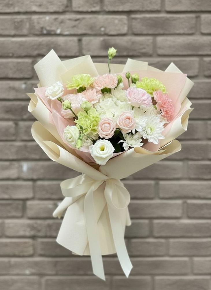 Букет цветов из: Гвоздики, Розы, Лизиантусы и Хризантемы в Заречье